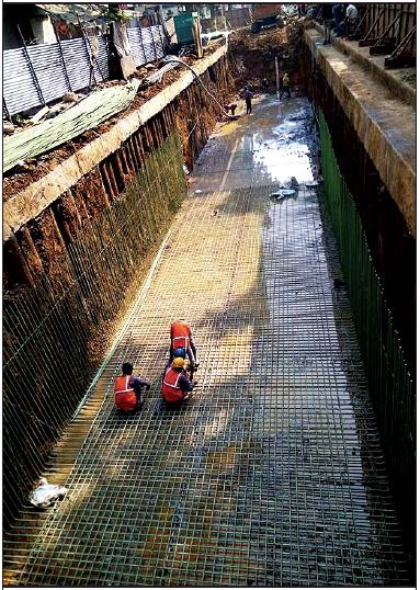 As part of the BMC’s pre-monsoon preparedness work, workers construct a nearly 1-km-long stormwater drain and widen two existing ones in Byculla (E). While the drain outside Byculla station will be widened before monsoon, work on the other two drains will be completed by next year, say civic officials. The BMC is taking up drain-widening, repair and construction work across the city in phases after the downpour on August 29, 2017, had inundated most parts of Mumbai and exposed the ineffective drainage network